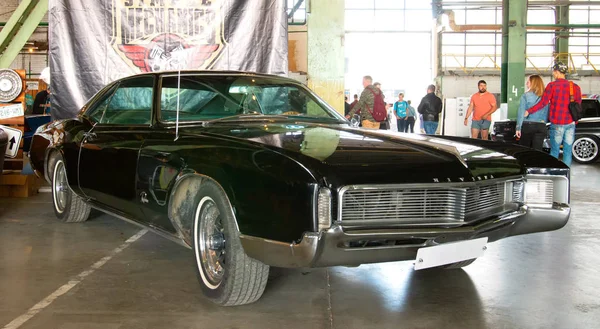 Κλασική αμερικανική Vintage αυτοκίνητο 1966 Buick Riviera. — Φωτογραφία Αρχείου