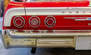 Klasik Amerikan Vintage arabası Chevrolet Impala 1964. Arka plan.