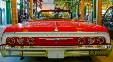 Klasik Amerikan Vintage arabası Chevrolet Impala 1964. Arka plan.
