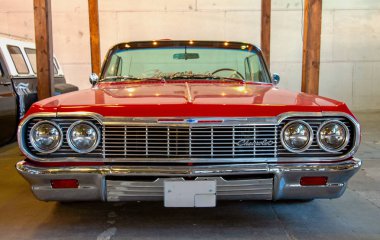 Klasik Amerikan Vintage arabası Chevrolet Impala 1964. Ön görünüm