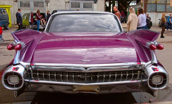 Классический американский винтажный автомобиль Cadillac Eldorado 1959 года. Вид сзади — стоковое фото