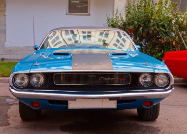 Amerikan klasik kaslı arabası Dodge Challenger 1970. Ön görünüm.