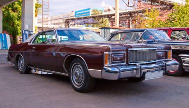 Klasik Amerikan klasik arabası Mercury Marquis Brougham 2 kapılı H