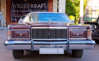 Klasik Amerikan klasik arabası Mercury Marquis Brougham 2 kapılı H