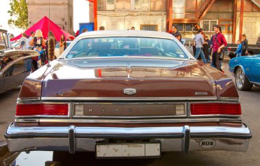 Klasik Amerikan klasik arabası Mercury Marquis Brougham 2 kapılı H