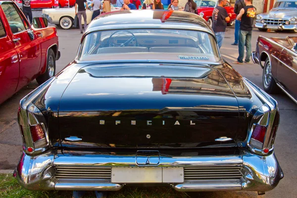 Klasyczny amerykański klasyk Buick Special 1958. Widok z tyłu. — Zdjęcie stockowe