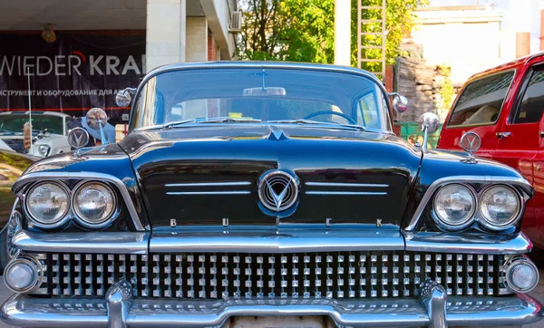 Classique américaine voiture vintage Buick Special 1958. Vue de face . — Photo