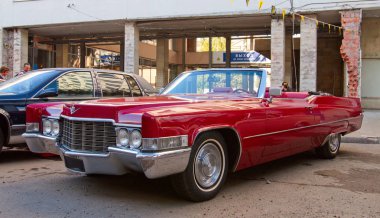 Klasik Amerikan klasik arabası 1970 Cadillac Deville Üstü açılabilir