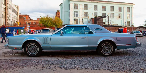 Классический американский винтажный автомобиль Lincoln Continental Mark V 1977 — стоковое фото