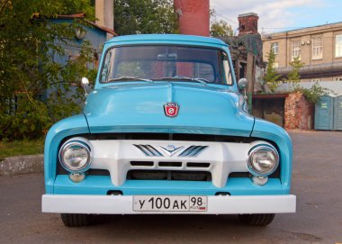 Klasik Amerikan Ford F-100 Özel Taksi Taksisi 1953. Ön görünüm