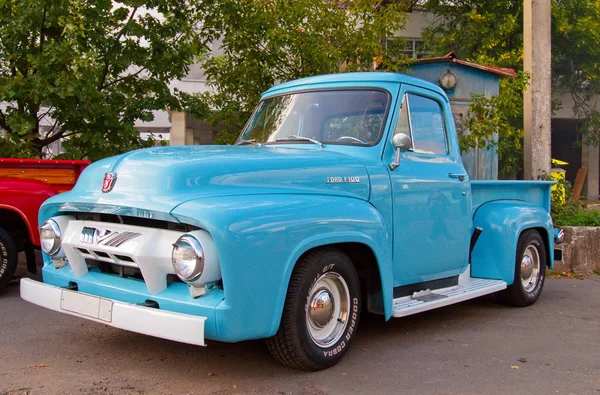 Clássico americano Ford F-100 Custom Cab Pickup 1953 . — Fotografia de Stock