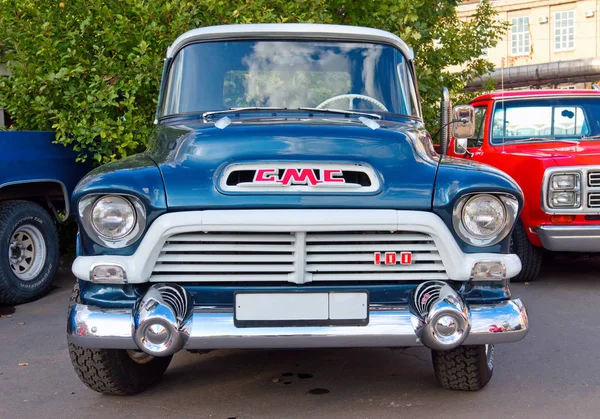 Klassische amerikanische 1950er Jahre Pickup gmc 100. Frontansicht. — Stockfoto