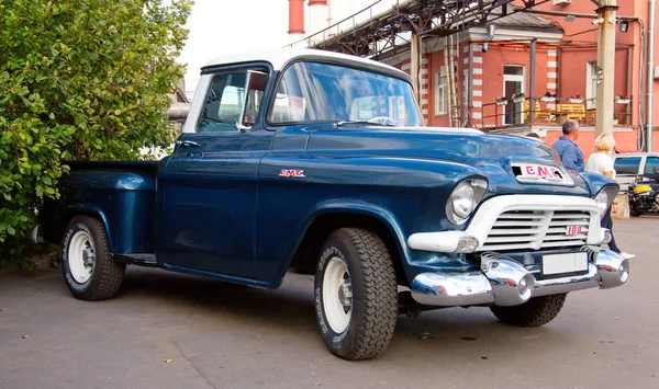 Klasszikus amerikai 1950-es pickup teherautó Gmc 100. — Stock Fotó
