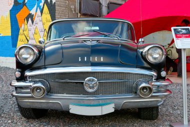 Klasik Amerikan klasik arabası Buick Special 1956. Ön görünüm.
