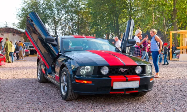 Voiture musculaire américaine moderne Ford Mustang GT avec portes lambo . — Photo