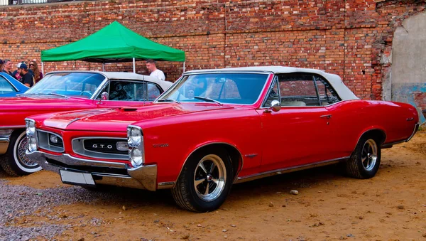 Amerikai vintage izomautó 1966 Pontiac Gto. — Stock Fotó