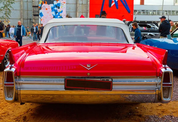 Κλασική αμερικανική Vintage αυτοκίνητο 1963 Cadillac Coupe Deville. Πίσω — Φωτογραφία Αρχείου