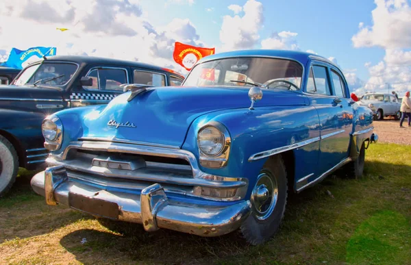 A klasszikus vintage amerikai autó Chrysler Windsor Deluxe. — Stock Fotó