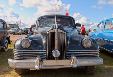 Klasik Sovyet Zis-110 yolcu vagonu (repre