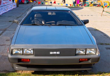 Efsanevi Amerikan spor arabası Delorean DMC-12. Ön görünüm.