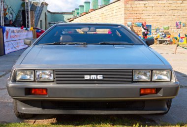 Efsanevi Amerikan spor arabası Delorean DMC-12. Ön görünüm.