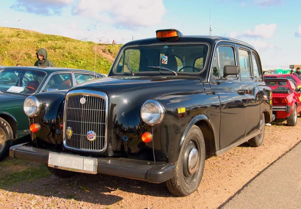 Klasyczna czarna brytyjska taksówka "Black Cab" na Festiwalu Retro Tech — Zdjęcie stockowe