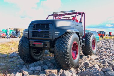 American bigfoot Ford SUV on Festival of Retro Technics Fortuna.