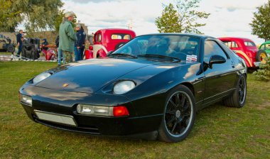 Lüks Alman spor arabası Porsche 928 Retro Techn Festivali 'nde