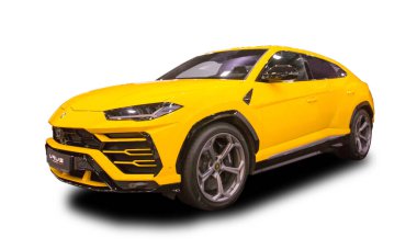 İtalyan lüks Lamborghini Urus geçidi beyaz arka planda izole edildi.
