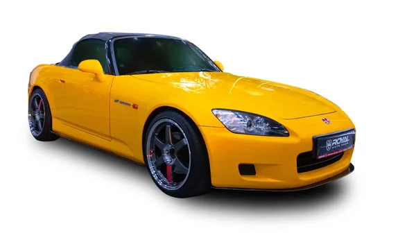Japon spor arabası Honda S2000 beyaz arka planda izole edildi.