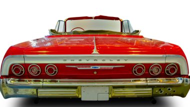 Klasik Amerikan Vintage arabası Chevrolet Impala 1964 beyaz arka planda izole edildi. Arka plan.