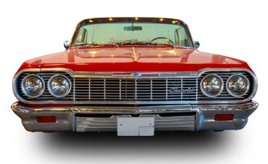 Klasik Amerikan klasik arabası Chevrolet Impala 1964 beyaz arka planda izole edildi. Ön görünüm.