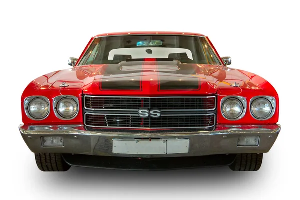 1970 model klasik Amerikan kaslı arabası Chevrolet Chevelle SS beyaz arka planda izole edildi. Ön Görünüm.