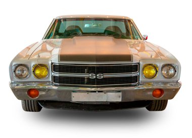 1970 model klasik Amerikan kaslı arabası Chevrolet Chevelle SS beyaz arka planda izole edildi. Ön Görünüm.