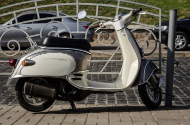 Park edilmiş beyaz klasik scooter