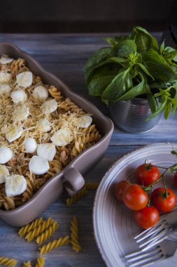 İtalyan makarna sos, peynir, domates ve fesleğen ile