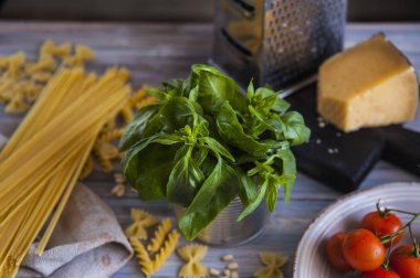 İtalyan makarna sos, peynir, domates ve fesleğen ile