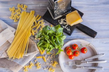 İtalyan makarna sos, peynir, domates ve fesleğen ile