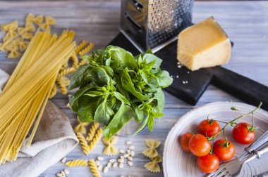 İtalyan makarna sos, peynir, domates ve fesleğen ile