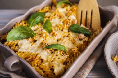 İtalyan makarna sos, peynir, domates ve fesleğen ile