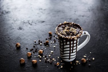 Bir kupa fındık ile sıcak çikolata