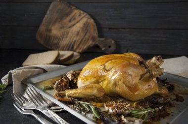 Limon, sarımsak ve otlar ile pişmiş tavuk.