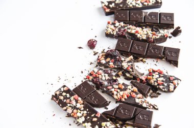 Çikolatalı fındık meyveleri ile kırık