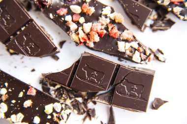 Çikolatalı fındık meyveleri ile kırık