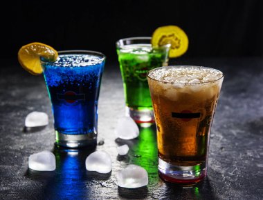 Buz ve nane ile kırmızı, mavi ve yeşil kokteyl.