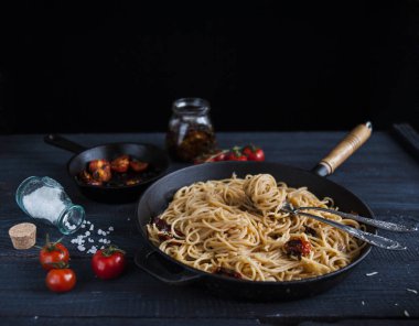 Bir tavada domates ve peynir ile İtalyan ev yapımı makarna makarna