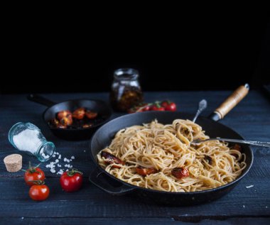 Bir tavada domates ve peynir ile İtalyan ev yapımı makarna makarna
