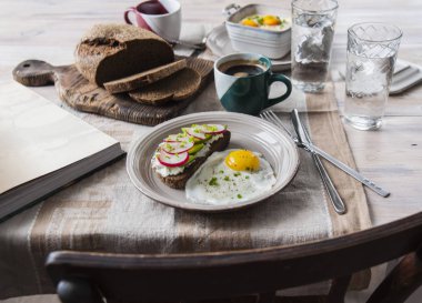 Yumurta, ev yapımı ekmek ve kahve masada Kahvaltı.