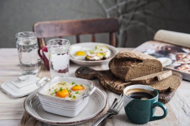 Yumurta, ev yapımı ekmek ve kahve masada Kahvaltı.