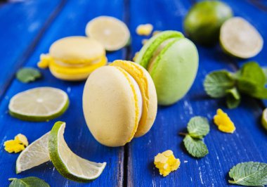 Renkli macaroons masada. Tatlı macarons. Limon ve nane ile.